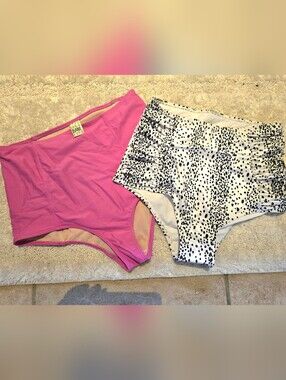 KORTNI JEANE Size Medium High Rise Swim Bottoms